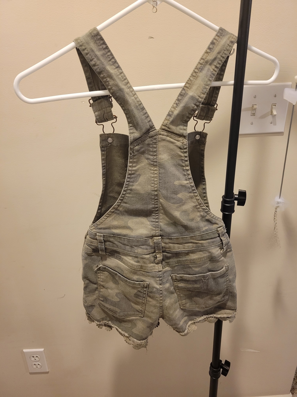 SO Camo Short Overalls in Olive Green - Picture 3 of 5